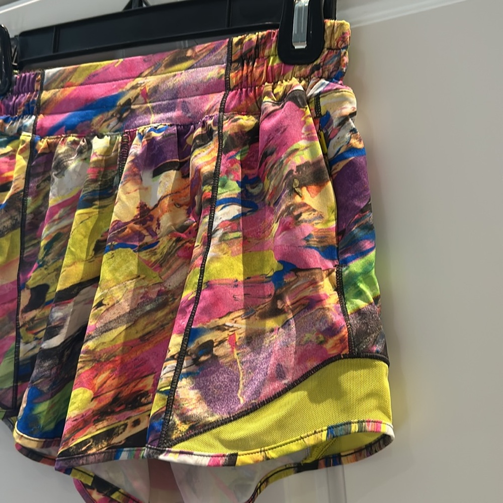 Lululemon Hotty Hot 4” Shorts-Size 4 - Picture 2 of 4